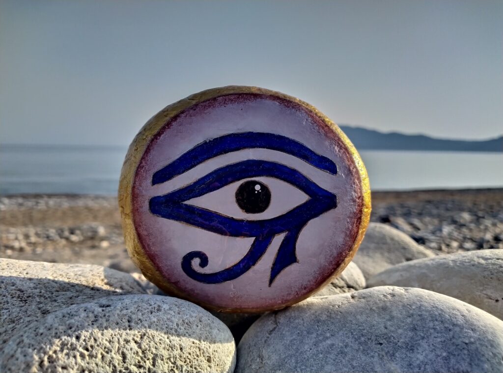 Decorative stone with Eye of Horus white-blue